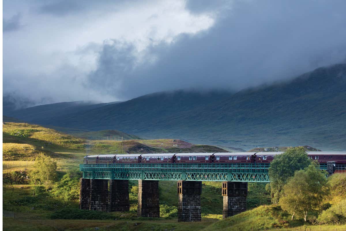 Royal Scotsman, A Belmond Train, Scotland, il treno immortalato su un ponte Dior Spa Royal Scotsman: rituali di bellezza tra le Highlands in treno
